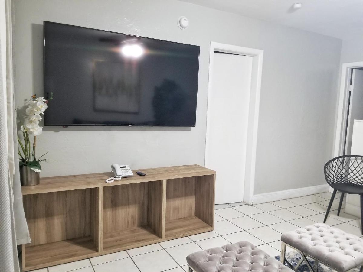 Ultra Glam Apartment 5 Miles From Hard Rock Casino ハリウッド エクステリア 写真
